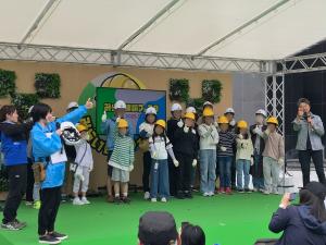 建設現場見学ツアーの出発式の様子