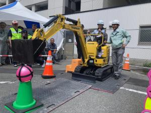 ミニショベルカー操作体験の様子