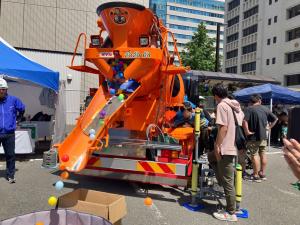 コンクリートミキサー車操作体験の様子