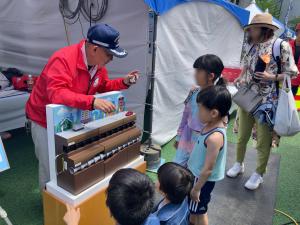 地中埋設管について説明する様子