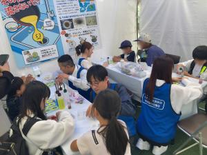 水と油のオブジェ制作の様子