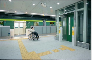 【画像】車いす優先車両から近いエレベータ