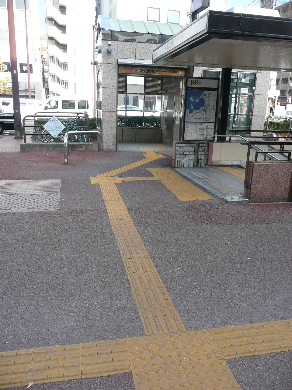 【画像】視覚障がい者誘導用ブロックのある道路