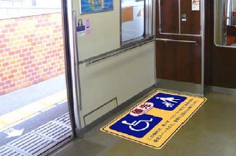 【画像】車両の中に貼られた車いす・ベビーカー優先スペースステッカー