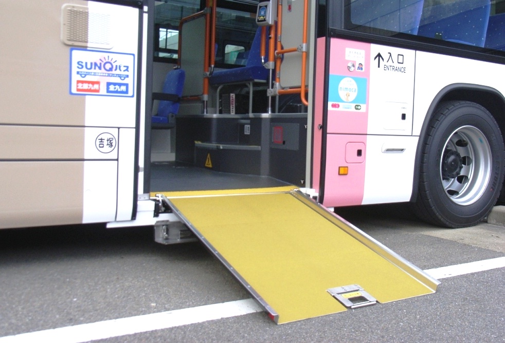 【画像】車いす用スロープを設置した状態