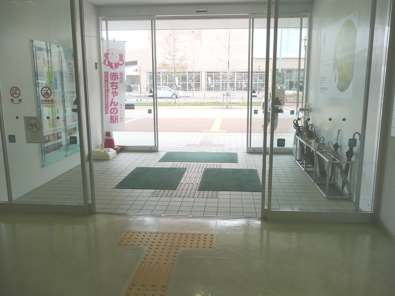 【画像】誘導用ブロックがある出入り口