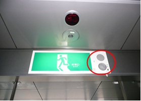 【画像】誘導音スピーカー・点滅装置のある非常口誘導灯