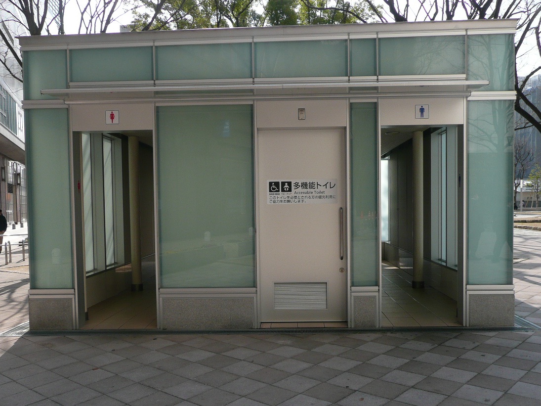 【画像】多機能トイレであることを表すステッカーの貼られたトイレ