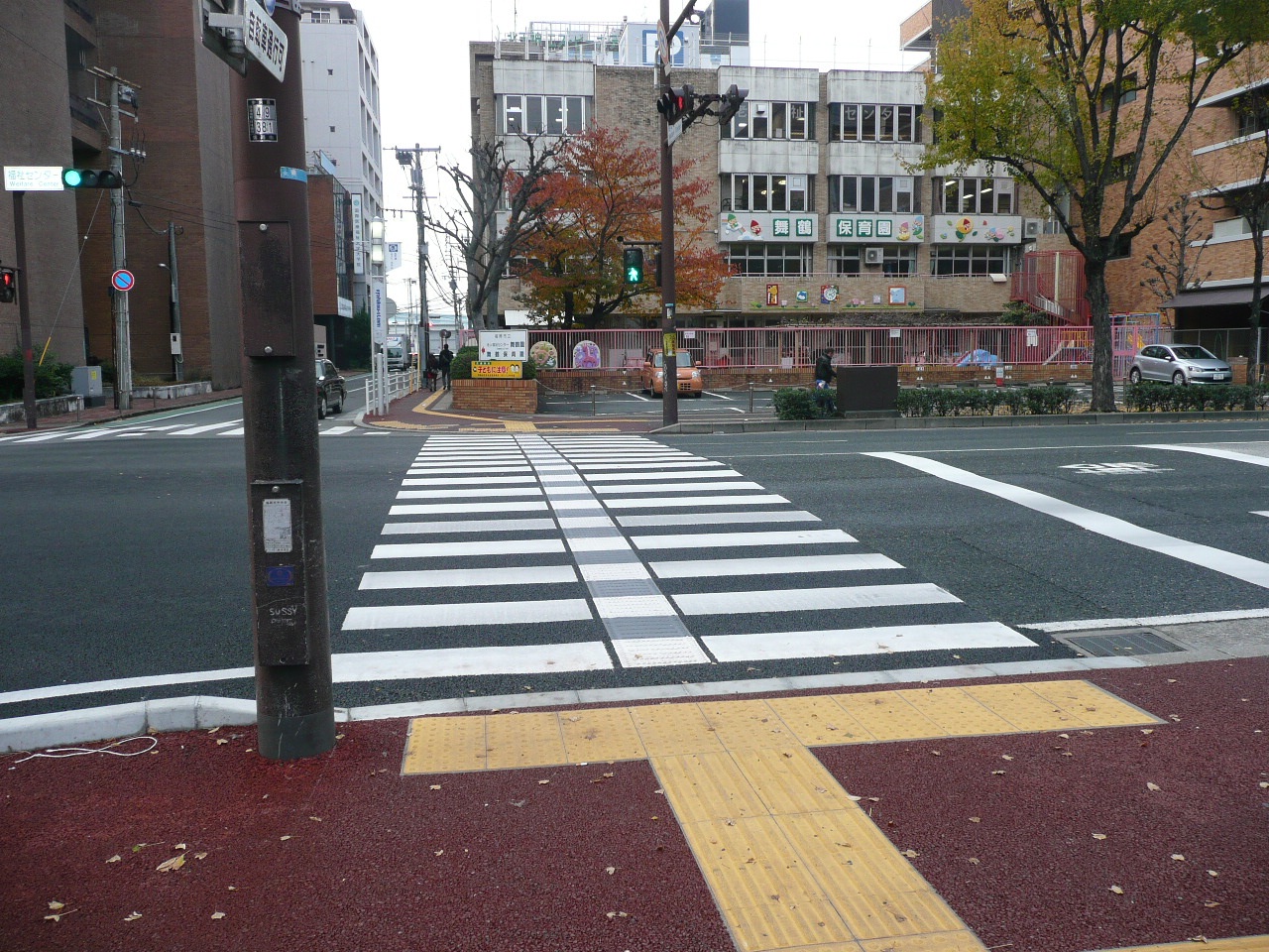 【画像】エスコートゾーンのある交差点