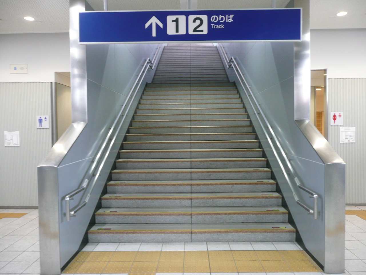 【画像】二段の手すりを備えた階段