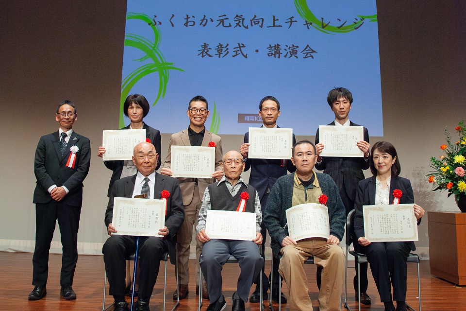 受賞者と藤本局長の写真