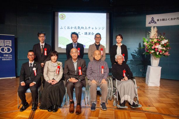 受賞者と藤本局長の写真