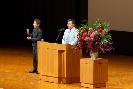 島田洋七氏が講演を行っている様子