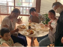 高齢者と子どものふれあいの様子