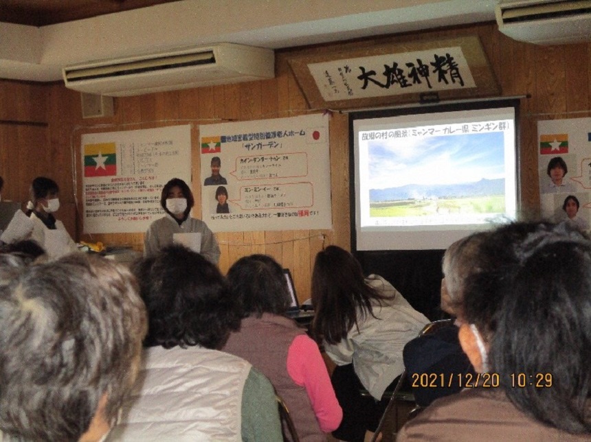 自己紹介をしているところを撮った写真