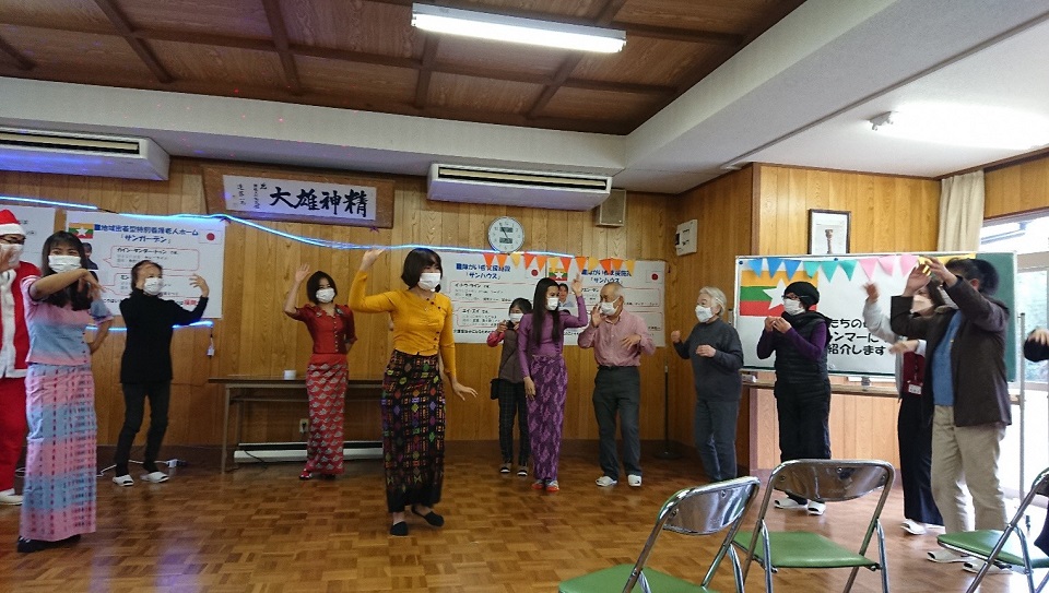 ミャンマーの民族舞踏を踊っているところを撮った写真