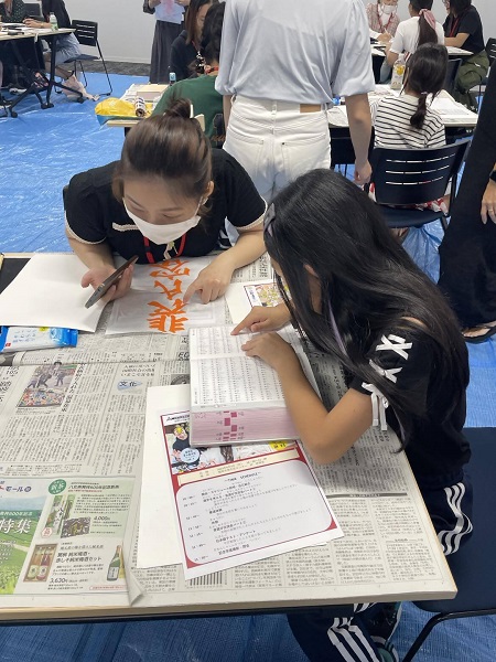 日本人の方と辞典で漢字を調べている写真