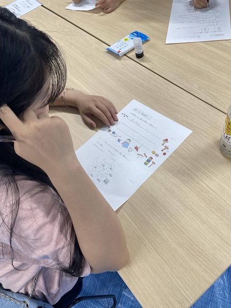 今日学んだ日本語や日本・福岡の文化をテストで確認中の様子