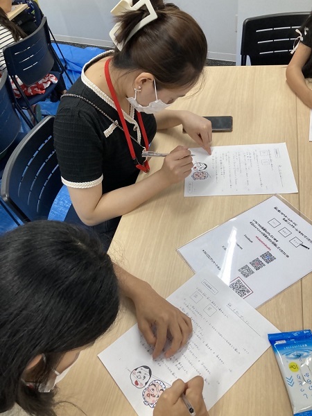 今日学んだ日本語や日本・福岡の文化をテストで確認中の様子