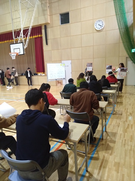 今日学んだ日本語や日本・福岡の文化をテストで確認中の様子