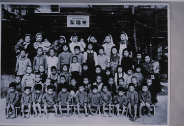 画像:写真パネル《聖福寮集合写真》