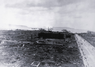 画像:写真パネル「博多浜部の廃墟」（昭和20年10月2日）