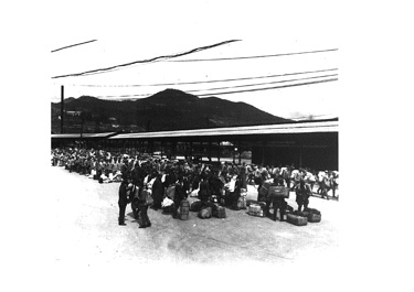 画像:写真パネル《列車を待つ復員兵（釜山）》