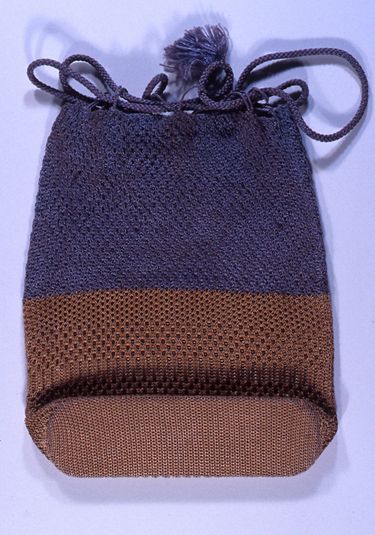 画像:ニット製小物袋