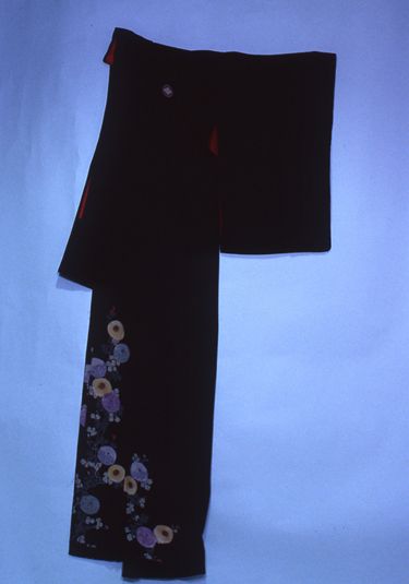 画像:五ツ紋付紫地菊絵染刺繍留袖