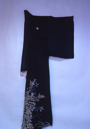 画像:絽五ツ紋付萩に秋草裾模様染絵留袖