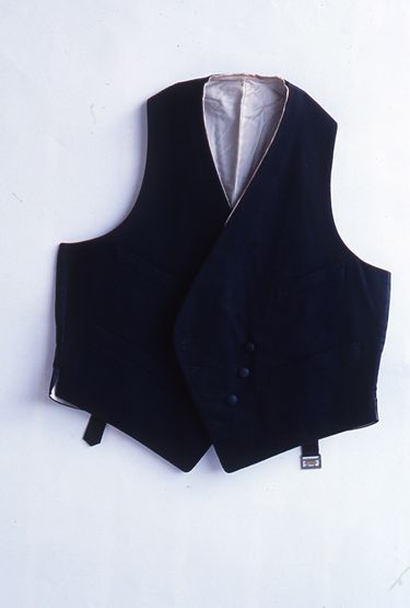 画像:礼装用黒チョッキ