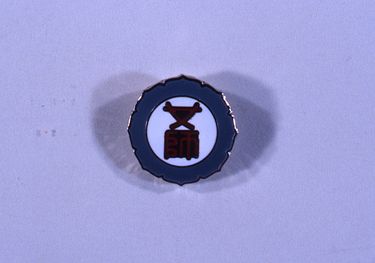 画像:バッジ＜京城女子師範学校校章＞