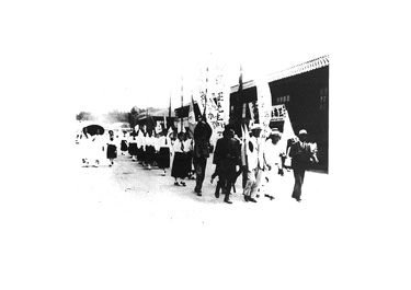 画像:写真（写）＜応召の兵頭先生を見送る行列＞