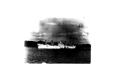 画像:写真「佐世保にて定泊　病院船有馬山丸」