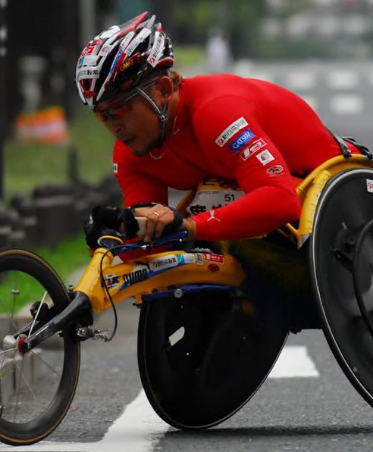 廣道純選手が競技用車椅子に乗っている写真