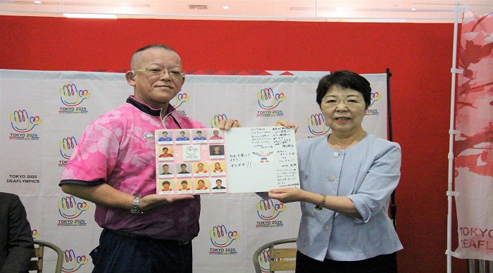 山本選手と荒瀬副市長が色紙をもっている