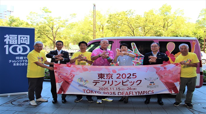 キャラバンカーの前で集合写真