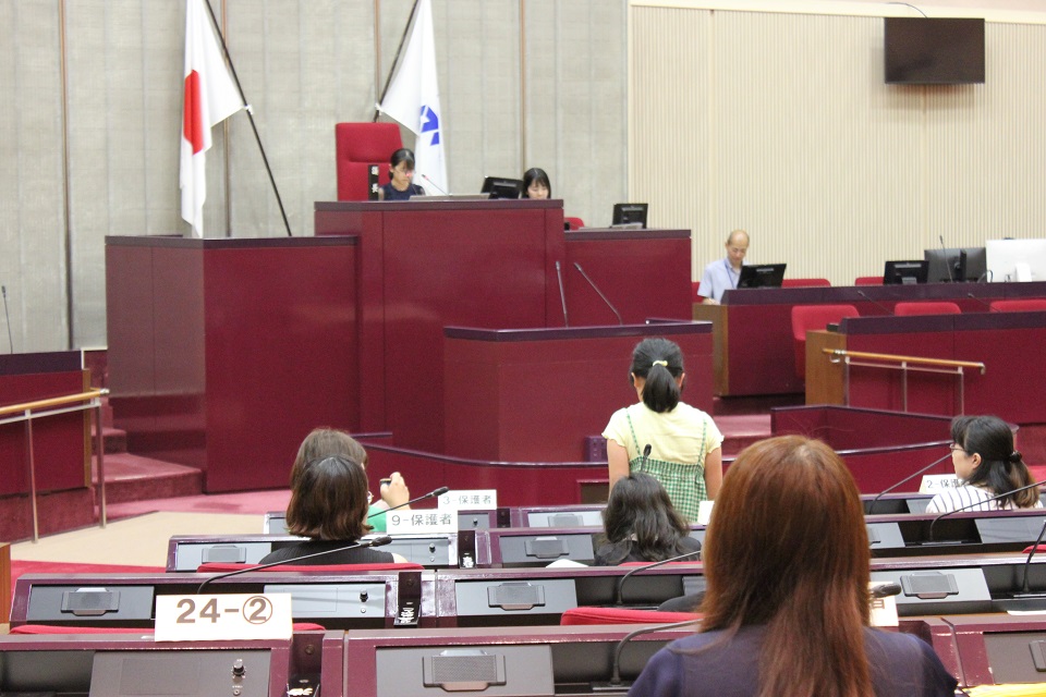 議員役の児童が質問している写真