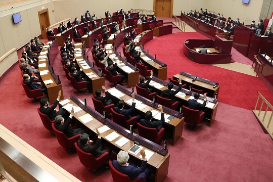 議場における採決時の写真