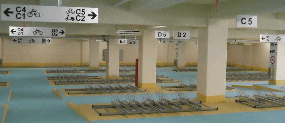 明治駐輪場内部の写真