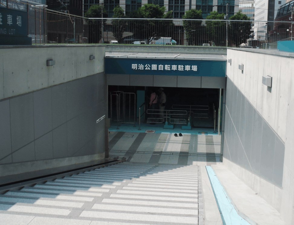 明治公園駐輪場入口の写真