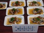 健康食を盛り付けている様子