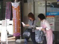 市民に食育啓発を行うヘルスメイト