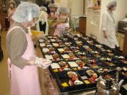 健康食を盛り付けている様子