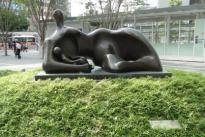 着衣の横たわる母と子の様子