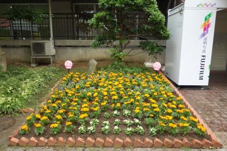 にわか面を表現した花壇