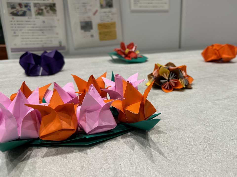 ピンク色とオレンジ色の折り紙で作られたチューリップの写真