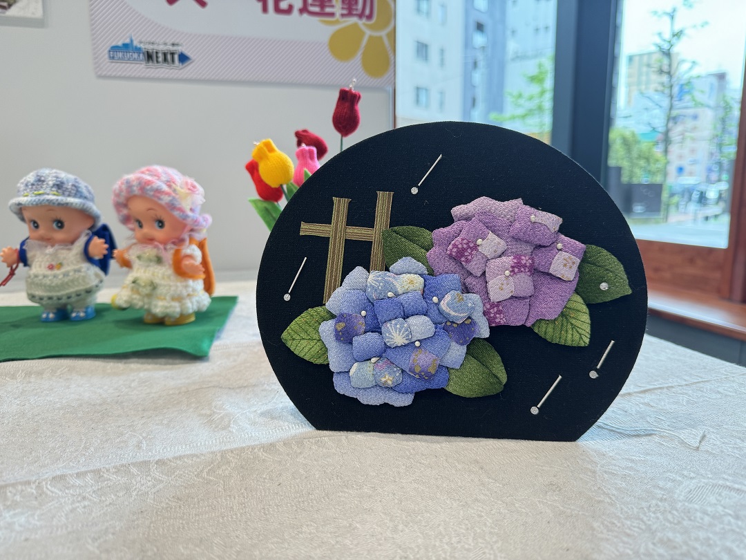 水色と紫色の紫陽花の花の木目込みの作品の写真