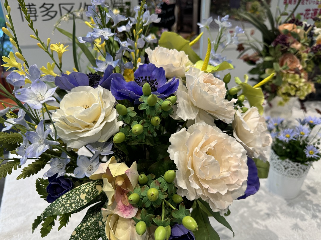 粘土で作られた色とりどりの花々