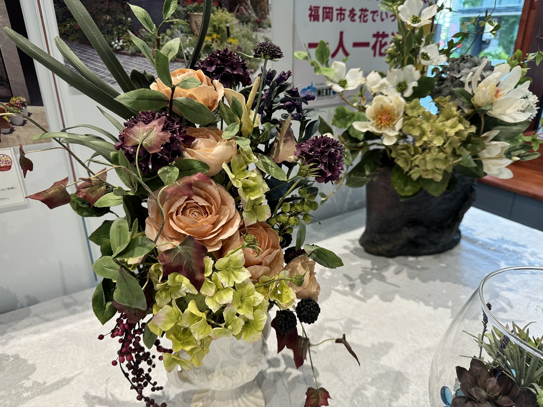 まるで本物の花のように花器に生けられた花々